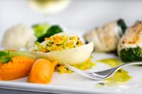 un plato de comida con un tenedor y verduras en Logis Hôtel Val de Vienne, en Le Vigeant