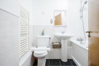 Koupelna v ubytování WelcomeStay Vauxhall St Georges Wharf 2 Bedroom Apartment