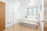 Postel nebo postele na pokoji v ubytování WelcomeStay Vauxhall St Georges Wharf 2 Bedroom Apartment