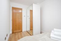 Postel nebo postele na pokoji v ubytování WelcomeStay Vauxhall St Georges Wharf 2 Bedroom Apartment
