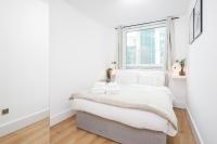 Postel nebo postele na pokoji v ubytování WelcomeStay Vauxhall St Georges Wharf 2 Bedroom Apartment