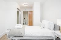 Postel nebo postele na pokoji v ubytování WelcomeStay Vauxhall St Georges Wharf 2 Bedroom Apartment