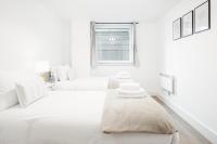 Postel nebo postele na pokoji v ubytování WelcomeStay Vauxhall St Georges Wharf 2 Bedroom Apartment