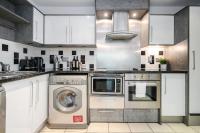 Kuchyň nebo kuchyňský kout v ubytování WelcomeStay Vauxhall St Georges Wharf 2 Bedroom Apartment