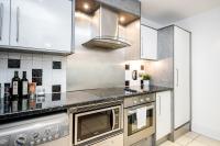 Kuchyň nebo kuchyňský kout v ubytování WelcomeStay Vauxhall St Georges Wharf 2 Bedroom Apartment