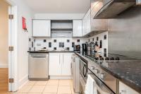 Kuchyň nebo kuchyňský kout v ubytování WelcomeStay Vauxhall St Georges Wharf 2 Bedroom Apartment