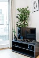 TV a/nebo společenská místnost v ubytování WelcomeStay Vauxhall St Georges Wharf 2 Bedroom Apartment