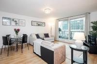 Postel nebo postele na pokoji v ubytování WelcomeStay Vauxhall St Georges Wharf 2 Bedroom Apartment