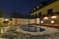 Bazén v ubytování Wellness Hotel Fridrich nebo v jeho okolí