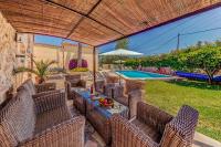Bazén v ubytovaní Villa Font Xica Gran by Sealand Villas alebo v jeho blízkosti