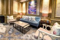 ein Wohnzimmer mit einem blauen Sofa und Stühlen in der Unterkunft Beau Rivage Resort &amp; Casino in Biloxi