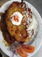 Zajazd pod Jarem في بالتو: طبق طعام مع قطعة طعام مع كريمة حامضة