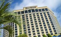 ein großes Gebäude mit einem Schild darauf in der Unterkunft Beau Rivage Resort &amp; Casino in Biloxi
