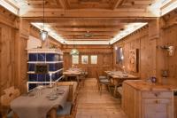 纽科琴格罗斯夫Venediger Lodge的有木墙和桌椅的餐厅