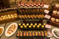 een presentatie van verschillende soorten eten en desserts bij Heritage Madurai in Madurai