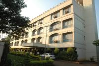 ベルガウムにあるHotel Sankam Residencyの建物の前に駐車された白い車
