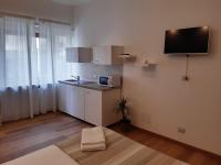 A television and/or entertainment centre at Apartament Filadelfia