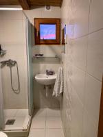 A bathroom at Pécsely apartman