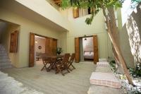Patio alebo iná vonkajšia časť ubytovania Kamaraki-Apartments