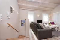 Televízia a/alebo spoločenská miestnosť v ubytovaní Volto Kokkini Apartment