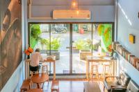 Phobphan Hostelにあるレストランまたは飲食店