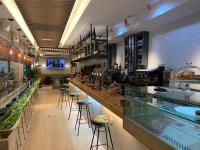 un restaurante con una barra con taburetes en Hostal Real Aranjuez, en Aranjuez