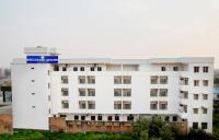 Un edificio blanco con un cartel azul en la parte superior. en Hotel The White Lotus View Pvt Ltd, en Bhairāhawā