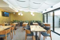 Telewizja i/lub zestaw kina domowego w obiekcie Fine Restaurant & Apartments