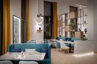 ハンブルクにあるHoliday Inn - Hamburg - HafenCity by IHGの青い椅子とテーブルが備わるレストラン