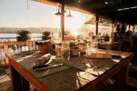 Výhled na řeku, která protéká v blízkosti hotelu