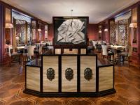 サンフランシスコにあるインターコンチネンタル マーク ホプキンス サンフランシスコのテーブルと椅子があり、壁に絵が飾られたレストラン