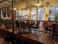 un restaurant avec des chaises, une table et un bar dans l'établissement Baan Sabaijai Resort, à That Phanom