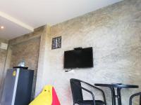 TV a/nebo společenská místnost v ubytování Laemsai Resort