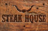 een bord waarop staat shay kalkoen op een houten tafel bij Hotel Garden Club in Braşov