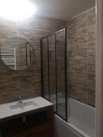 a bathroom with a sink and a shower and a tub at Appartement design tout confort (parking gratuit) in Gradignan