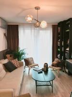 A seating area at Central Point by Zoom Apartments