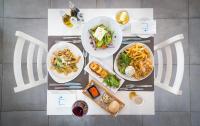 Una mesa con platos de comida encima. en Island Boutique Hotel, en Lárnaca