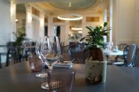 una mesa con dos copas de vino y una planta en maceta en Domaine de La Gressière, en La Bernerie-en-Retz