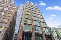 メルボルンにあるYEHS Hotel Melbourne CBDの高層ビルが立ち並ぶ都市にある高層ビル