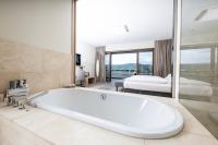 A bed or beds in a room at Linde Villas