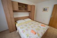 Łóżko lub łóżka w pokoju w obiekcie Apartments Buturajac