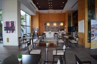 Un restaurante con mesas y sillas y un bar. en AZZ Valencia Congress Hotel & Spa, en Paterna