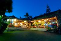 レギャンにあるクスナディ ホテルの夜の灯り付きの家