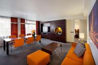TV a/nebo společenská místnost v ubytování Radisson Blu Hotel Olümpia