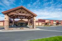 リバートンにあるHoliday Inn Riverton-Convention Center by IHGの駐車場内の大きなパビリオンのある建物