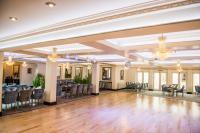um salão de banquetes com mesas, cadeiras e lustres em Clifton Park Hotel - Adults Only em Lytham St Annes