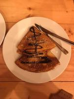 un plato blanco con dos tostadas en una mesa en Guest House Golijski Dar, en Dajići