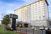 Un gran edificio blanco con un cartel delante. en Holiday Inn O&#39;Hare Area by IHG, en Rosemont