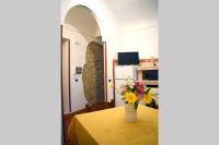 A television and/or entertainment centre at DOMUS - DORMIRE A VEROLI - casa vacanza b&b