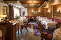 Restauracja lub miejsce do jedzenia w obiekcie Hotel Garni Alpenruh-Micheluzzi